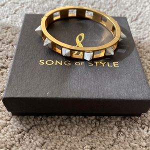 Song of Style howlite marble pyramid stud bangle bracelet white/gold